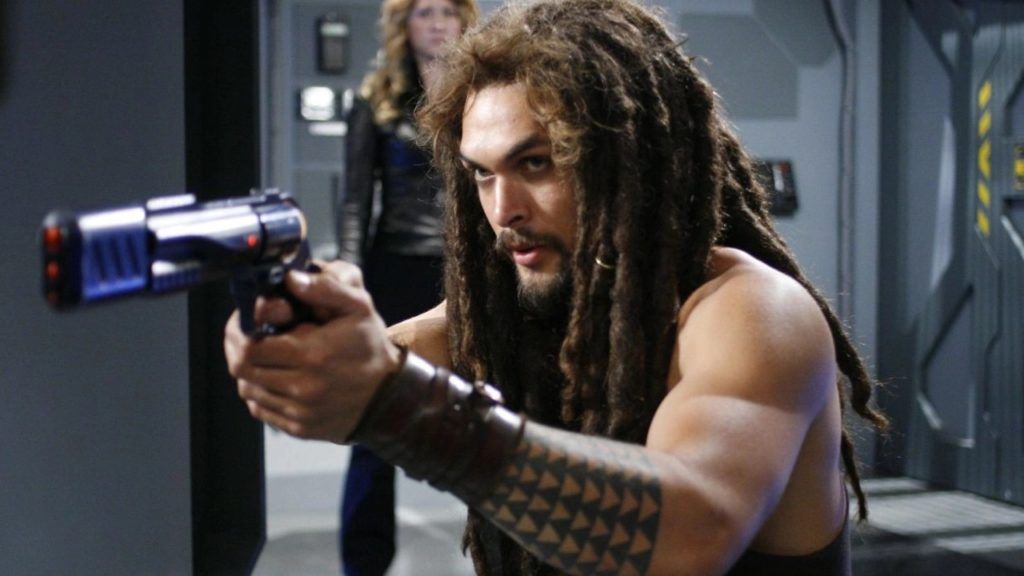 Ronon Dex (Jason Momoa) looks down the sights of his particle magnum.