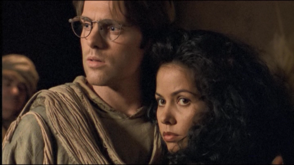 Daniel Jackson (Michael Shanks) in Abydos robes and his wife Sha’re (Vaitiare Bandera).
