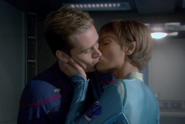 Tucker (Conner Trineer) and T'Pol (Jolene Blalock) kiss, T'Pol holding his face.