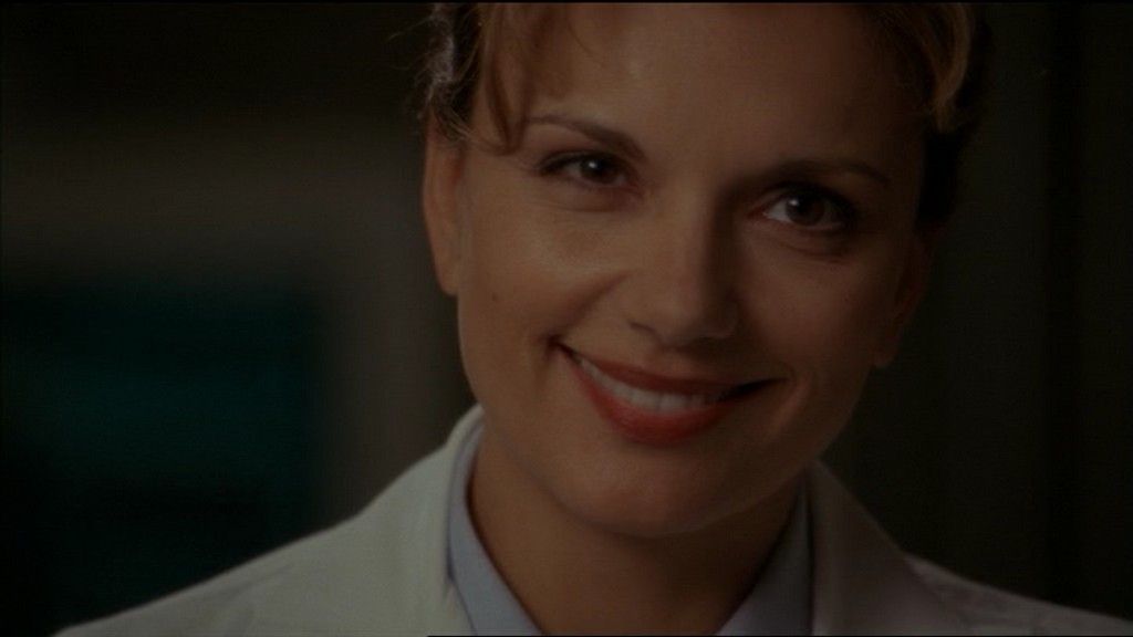 Janet Frasier (Teryl Rothery) smiles.