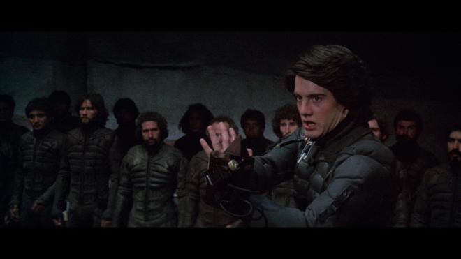 Paul Atreides (Kyle MacLachlan) activates his personal shield as he prepares to duel.