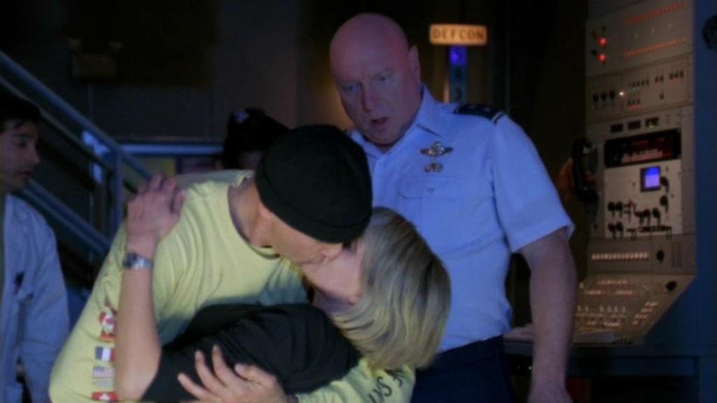 Jack O’Neill (Richard Dean Anderson) embraces Samantha Carter (Amanda Tapping).