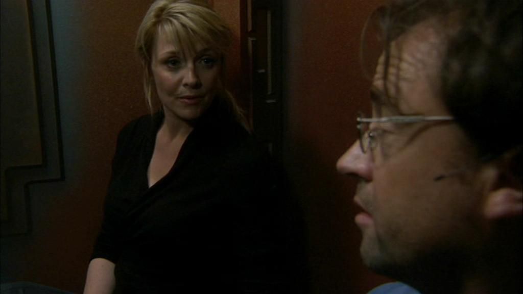 Samantha Carter (Amanda Tapping) speaks to Radek Zelenka (David Nykl)