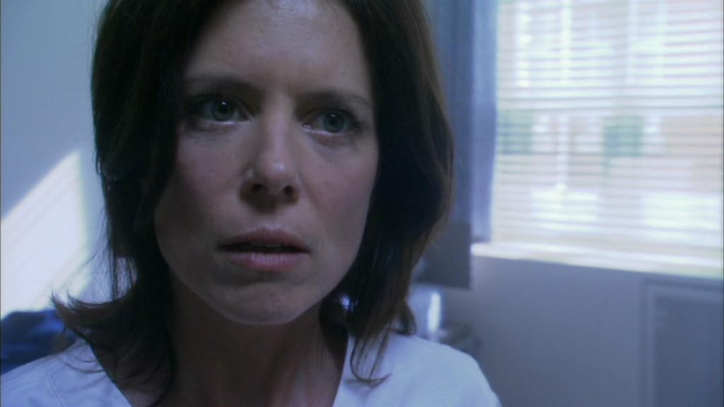 Elizabeth Weir (Tori Higginson) wears a hospital gown and looks disorientated.
