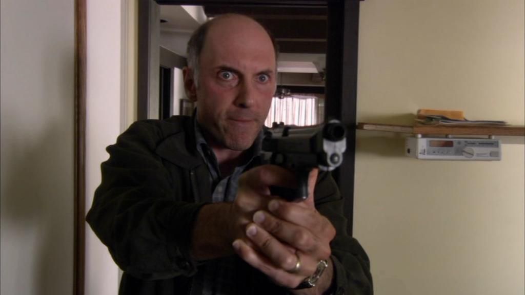 Joe Spencer (Dan Castellaneta) holds Jack at gunpoint.