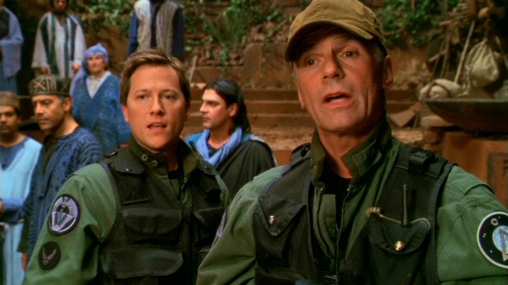 Jonas Quinn (Corin Nemec) and Jack O’Neill (Richard Dean Anderson) wearing green BDUs.