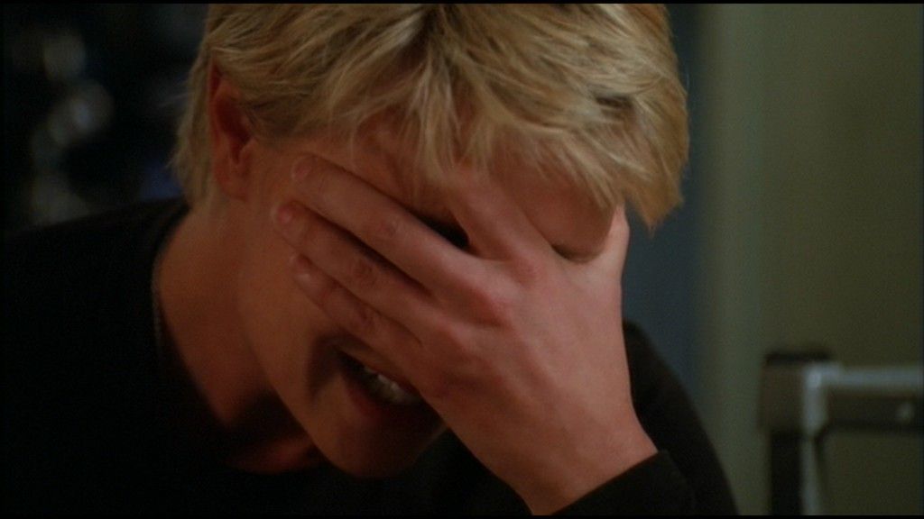 Samantha Carter (Amanda Tapping) places her head in her hands.