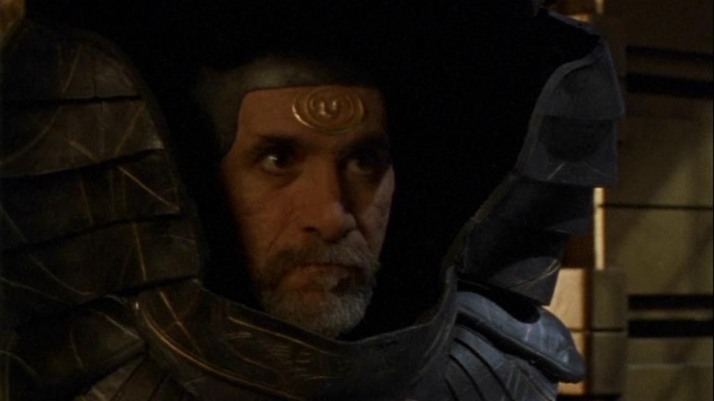 Master Bra’tac (Tony Amendola) with his Serpent Guard helmet open.