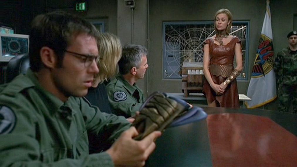 Tok’ra scientist Anise (Vanessa Angel) stands next to Janet Fraiser (Teryl Rothery)