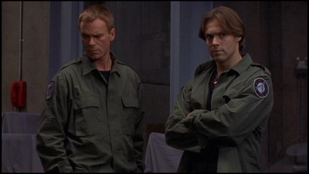 Jack O‘Neill (Richard Dean Anderson) and Daniel Jackson (Michael Shanks) stand side-by-side in Stargate Command.