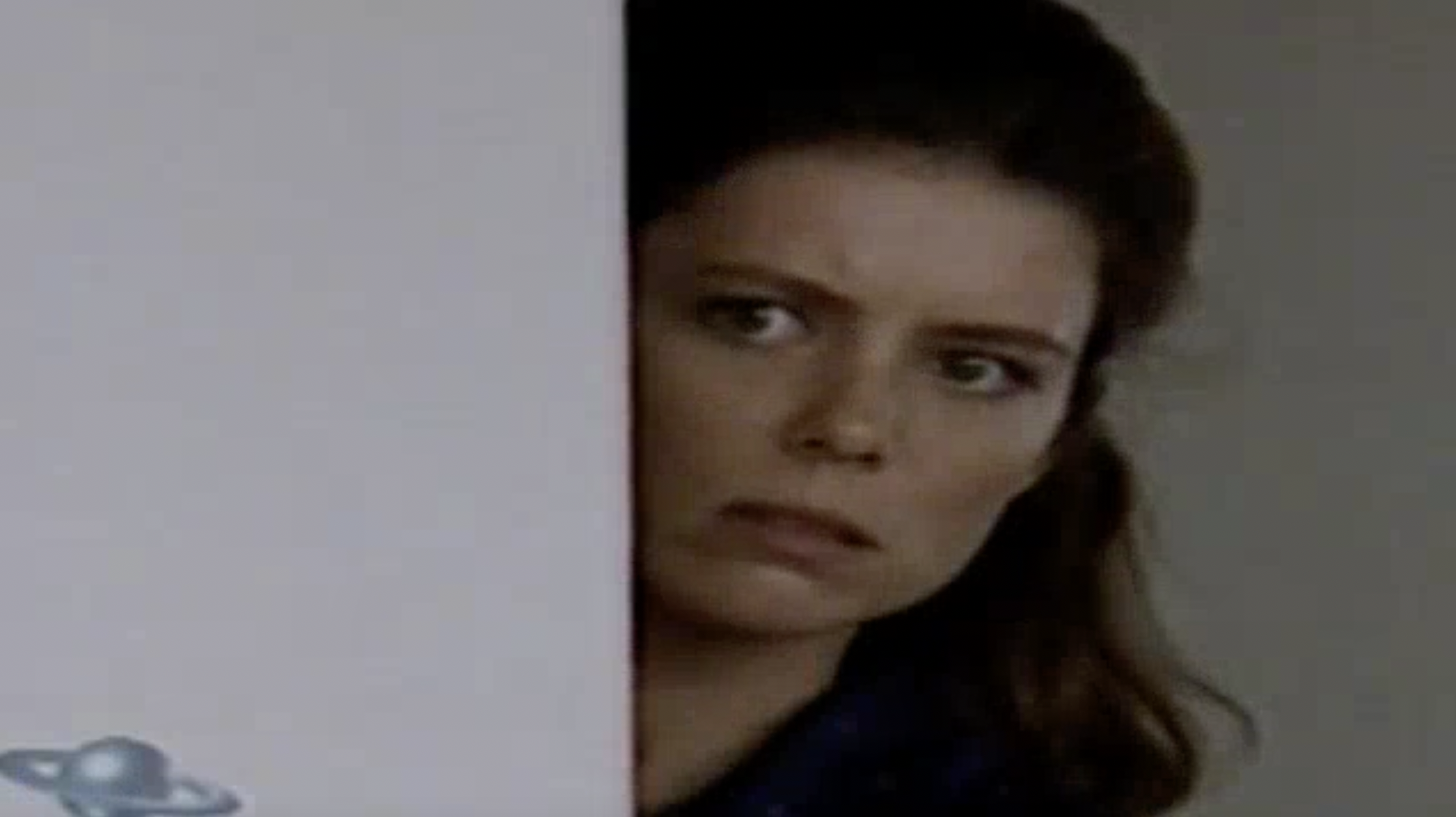 Alyssa Selwyn (Tori Higginson) peers out from behind a doorway.