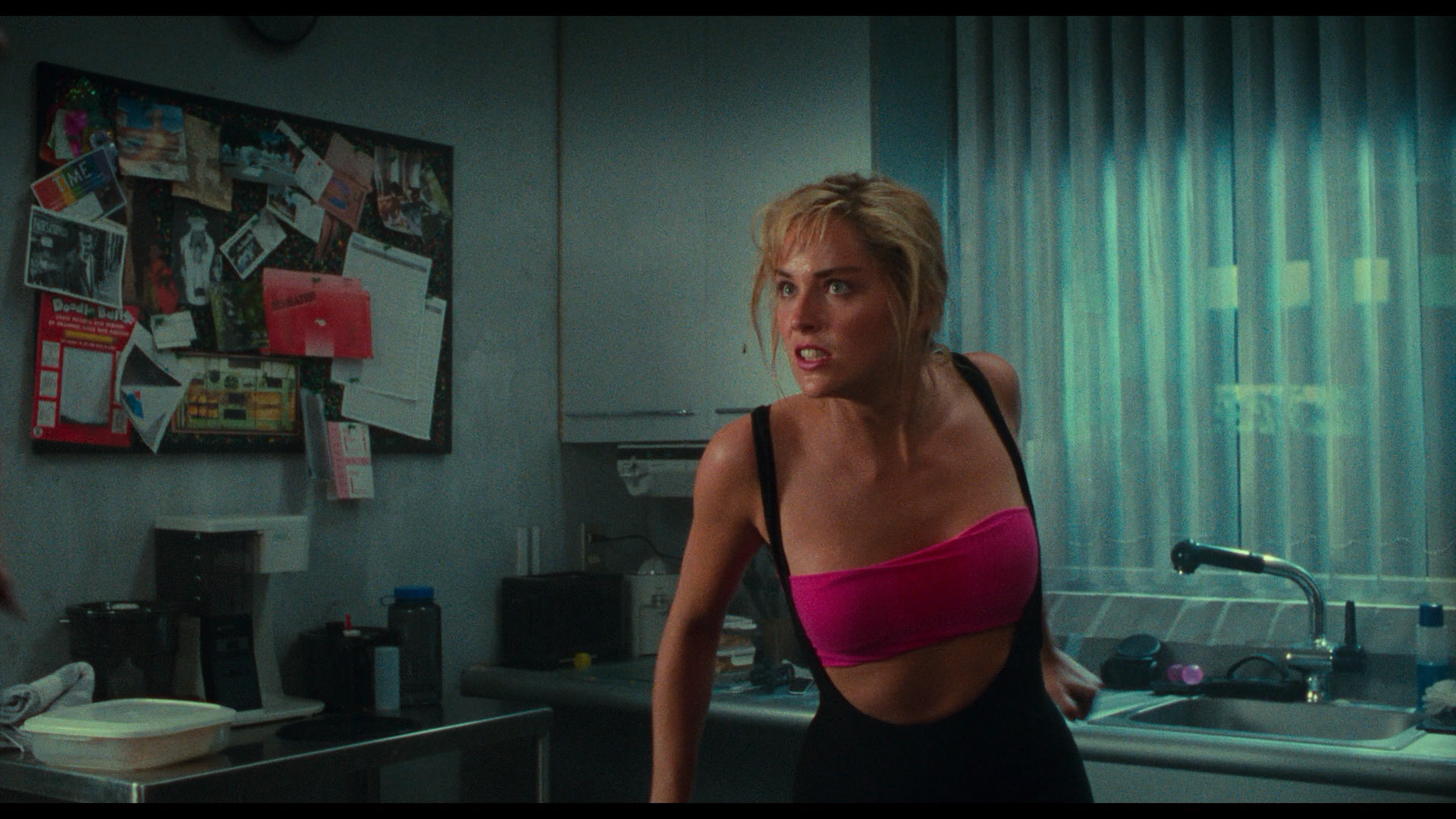 Lori Quaid (Sharon Stone) reaches for a knife.